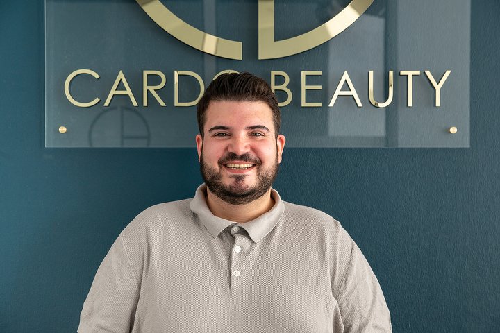 Christopher Cardoso im Cardo Beauty Studio Ratingen – professionelles Nageldesign und präzise Handarbeit am Arbeitsplatz.