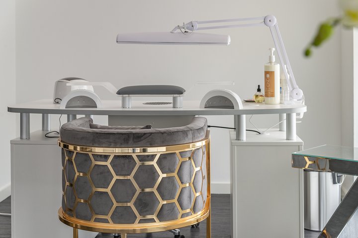 Nail-Arbeitsplatz im Cardo Beauty Studio Ratingen – moderner Nageltisch mit Profi-Ausstattung.